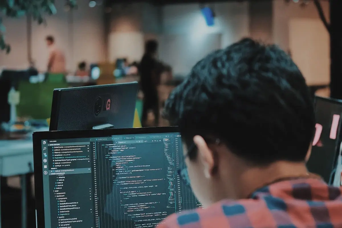 Hyre udviklere i Danmark eller udlandet? Fordele og ulemper ved hver løsning